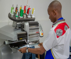 Bordado industrial de logótipo em uniforme