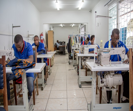 Trabalhadores industriais com fatos-macaco de proteção fabricados pela Vestex
