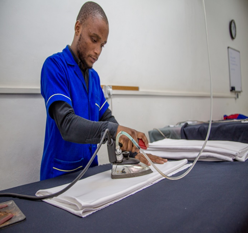 Acabamento e conferência de uniformes prontos